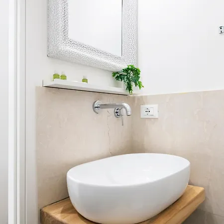 Amazing, New & Fully Furnished In Duomo Apartment Milan