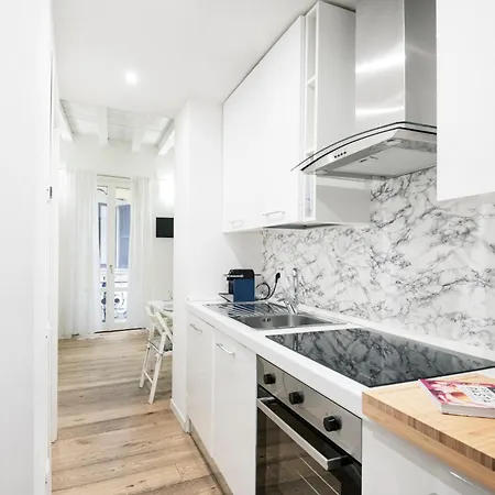 Amazing, New & Fully Furnished In Duomo Apartment *