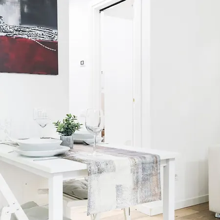 Amazing, New & Fully Furnished In Duomo Apartment Milan